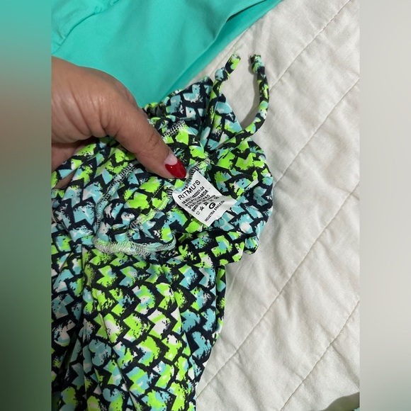 Colorful Abstract Activewear Set - Picture 3 of 3